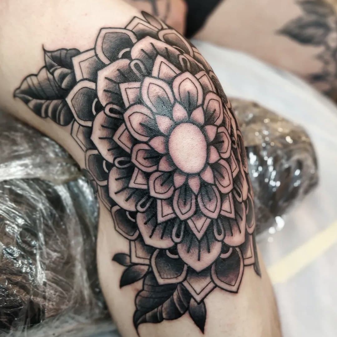 Mandala i black & grey på överarm av Danilo Kame Kun, Zoi Tattoo House Malmö