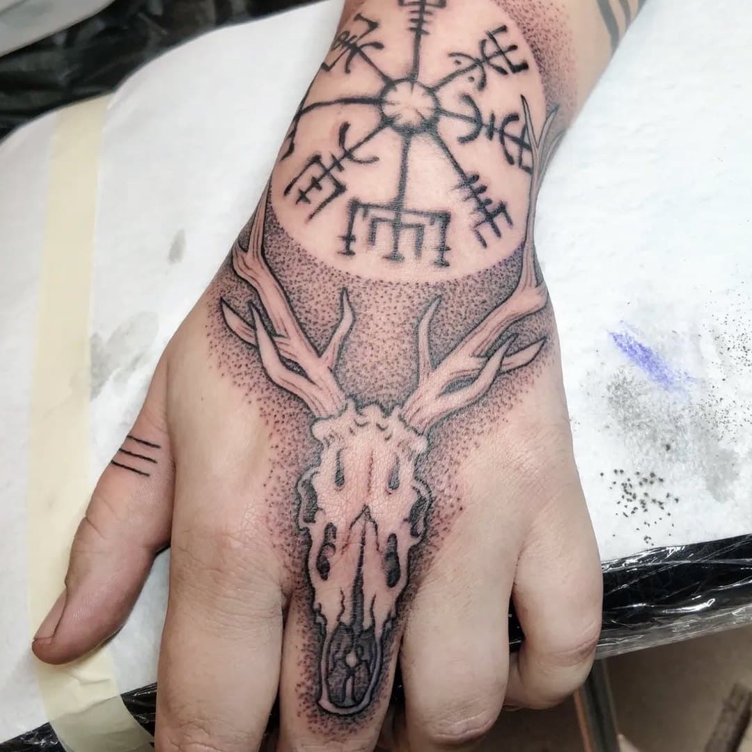 Dotwork-tatuering på hand med hjortkranium och runor av Danilo Kame Kun, Zoi Tattoo House Malmö