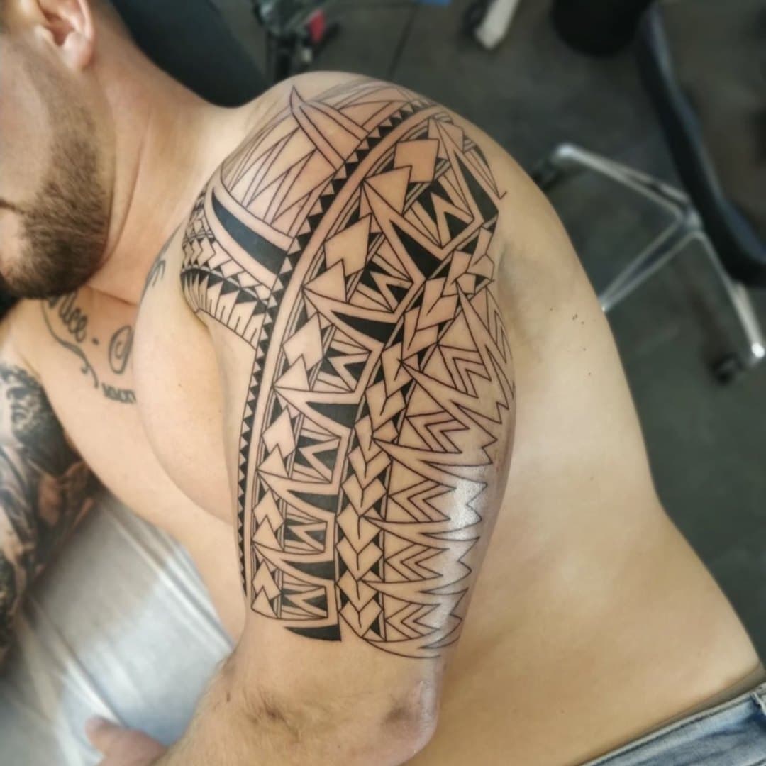 Ornamental mönsterbård på överarm och axel av Danilo Kame Kun, Zoi Tattoo House Malmö