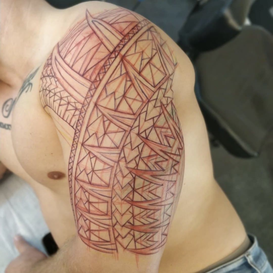 Geometriskt linjearbete över axel och bröst av Danilo Kame Kun, Zoi Tattoo House Malmö