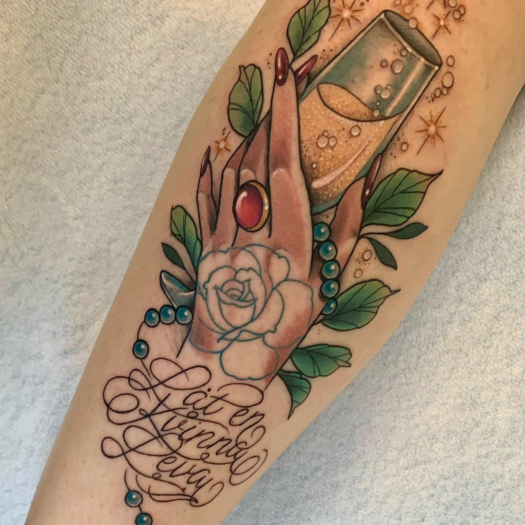 Neo traditional-tatuering på underben med hand, ros och burk av Julia Landehag, Zoi Tattoo House Malmö