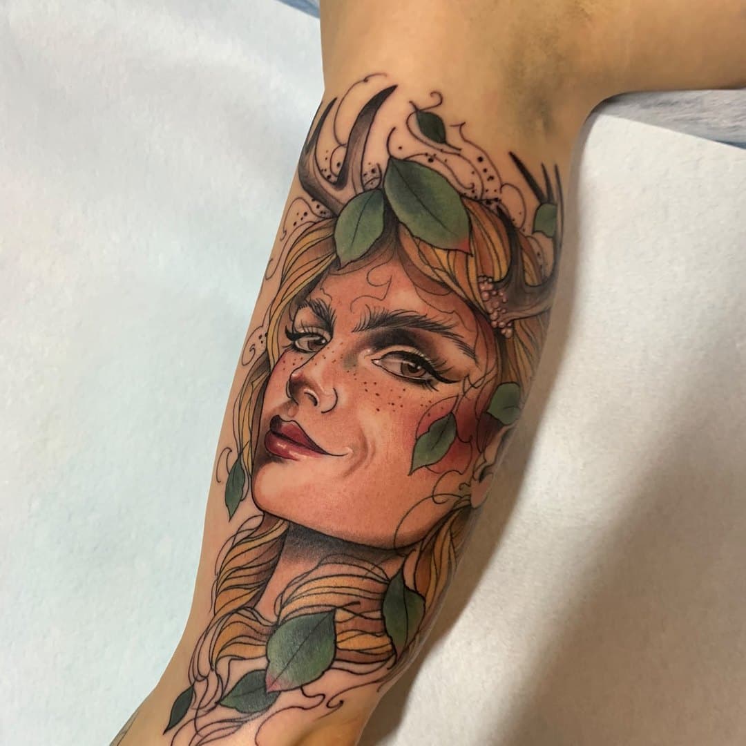Neo traditional-kvinnoporträtt med löv på arm av Julia Landehag, Zoi Tattoo House Malmö