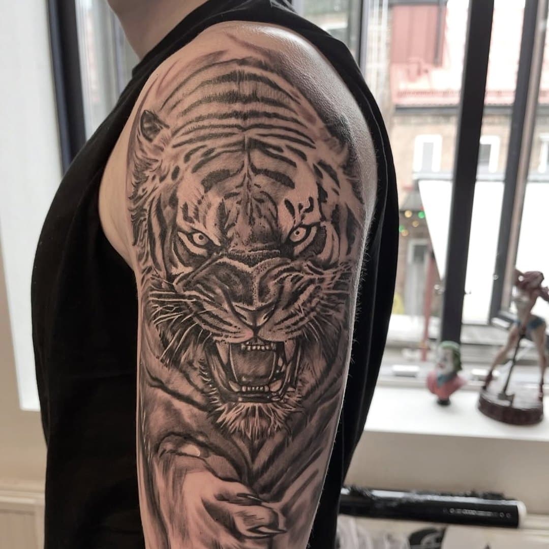 Rytande tiger i black & grey på överarm av Kain Toro, Zoi Tattoo House Malmö