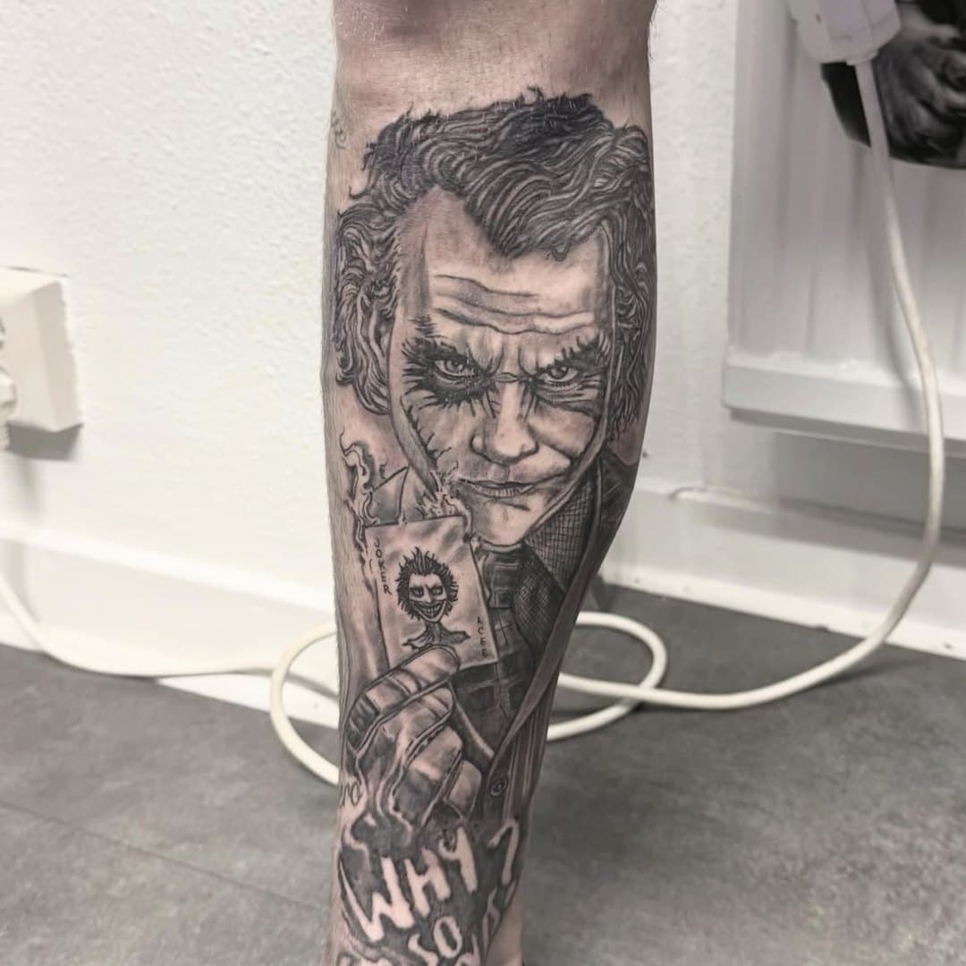 Porträtt i black & grey på underben av Kain Toro, Zoi Tattoo House Malmö