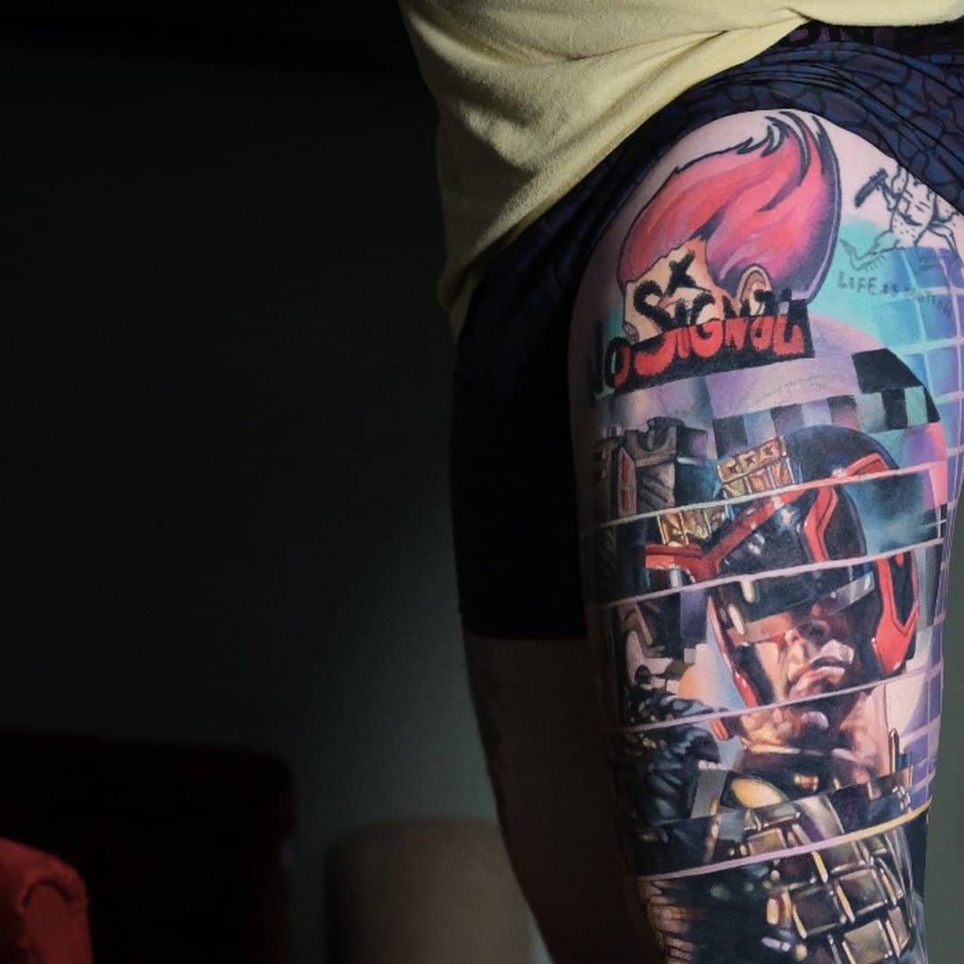 Färgstark sleeve på lår med serieruta-motiv av Tymur Denysenko, Zoi Tattoo House Malmö