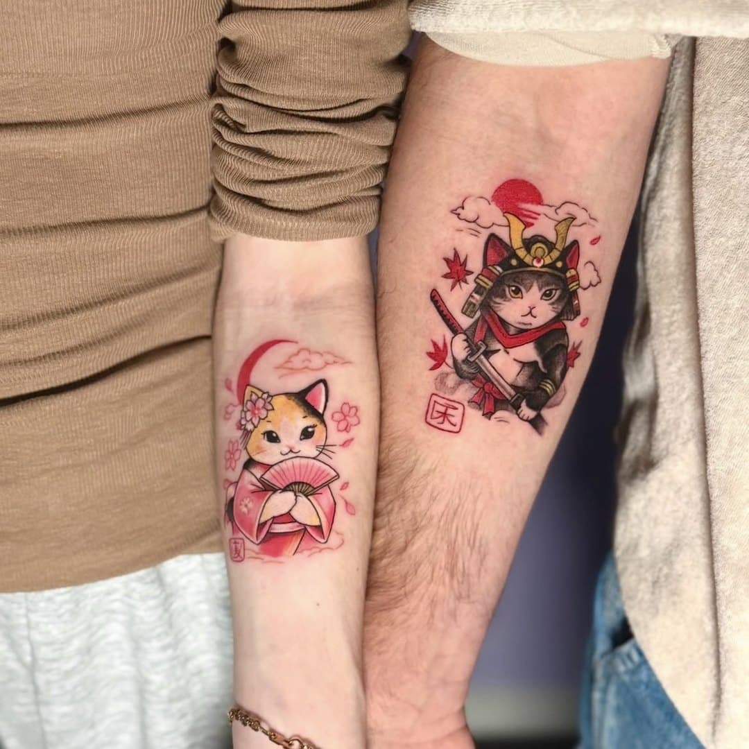 Två små anime-inspirerade kattmotiv i färg på underarmar av Wolegan, Zoi Tattoo House Malmö