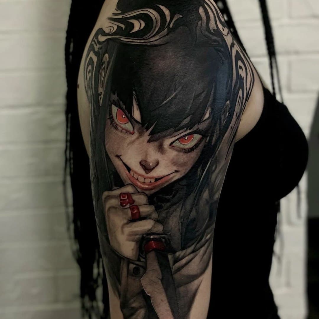 Mörk animekaraktär med kniv tatuerad på arm av Wolegan, Zoi Tattoo House Malmö