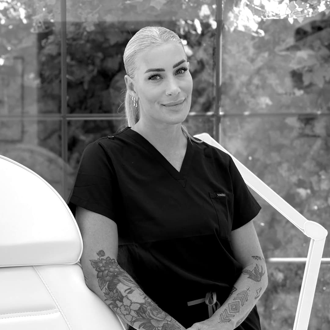 Porträtt av sjuksköterskan Mimi i behandlingsrummet hos Zoi Beauty i Malmö
