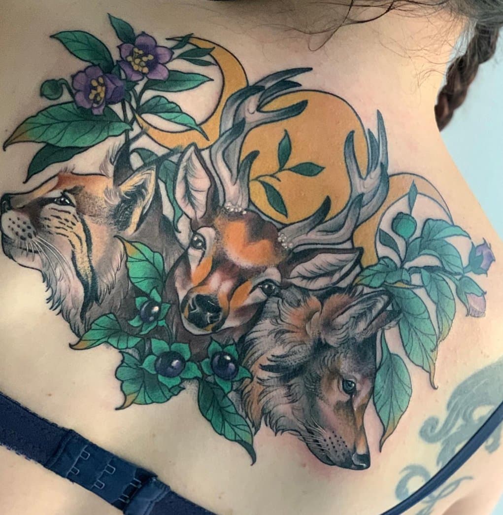Exempel på en neo traditional-tatuering med kraftiga konturer och rik färg – Zoi Tattoo House Malmö